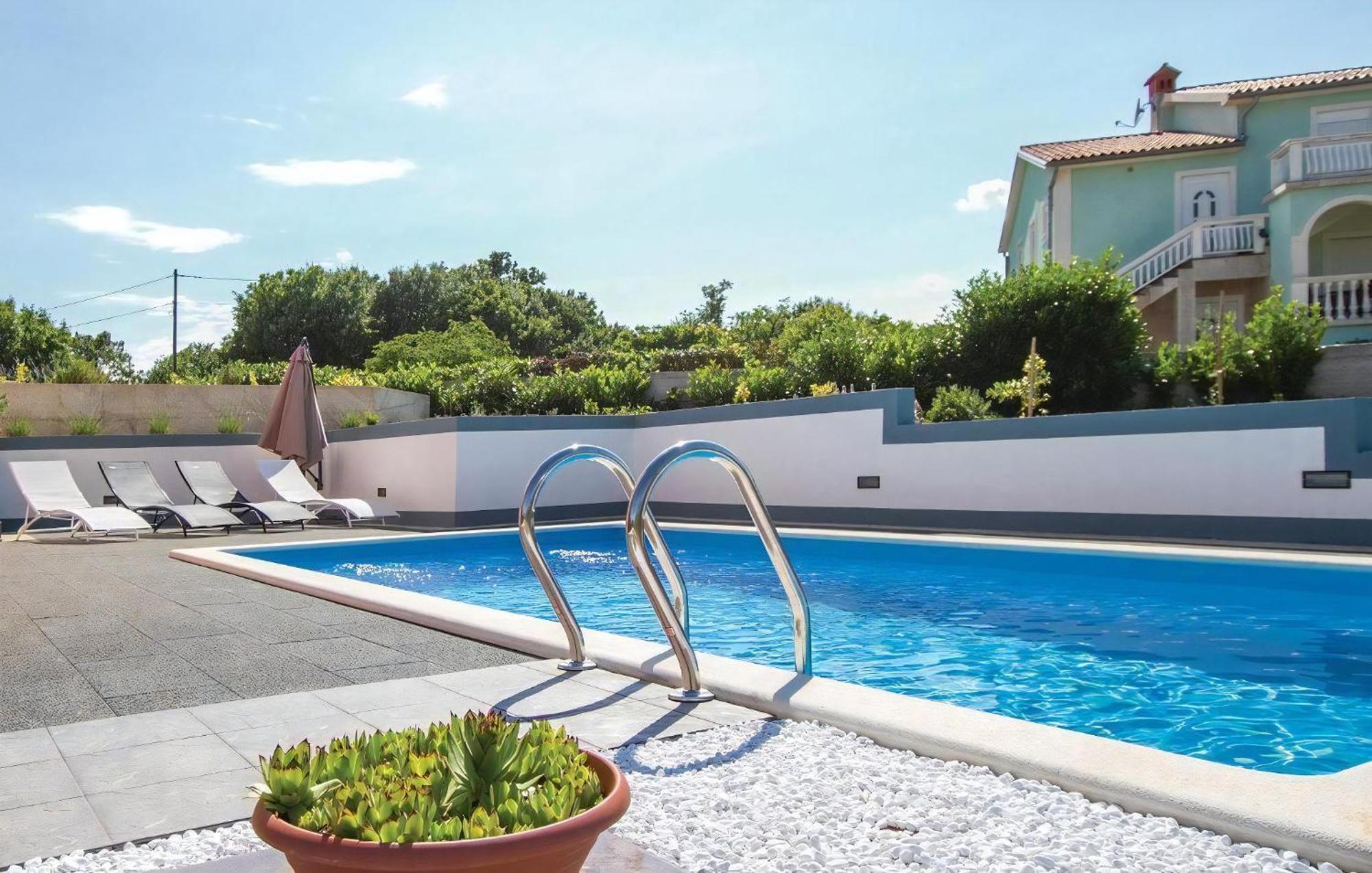 Charmantes Ferienhaus In Marceljani Mit Privatem Pool Лабин Экстерьер фото